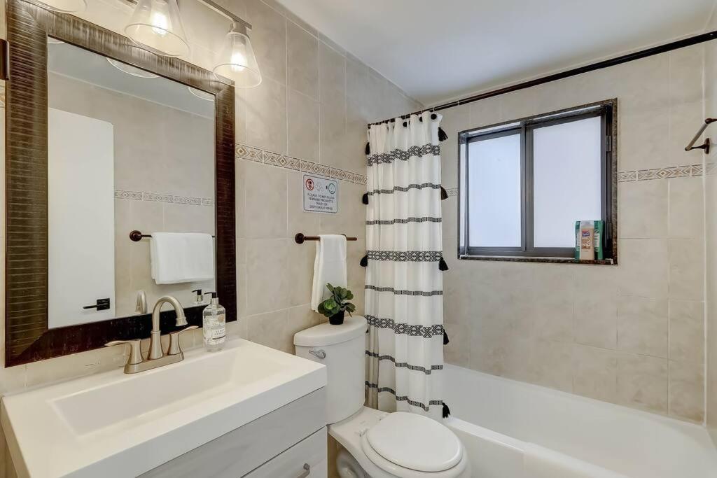 Chic Retreat: 2Br Apartment! Fort Lauderdale Exterior photo